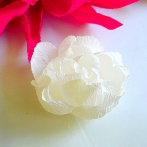 Бумажный цветок "Маленький пион" белый